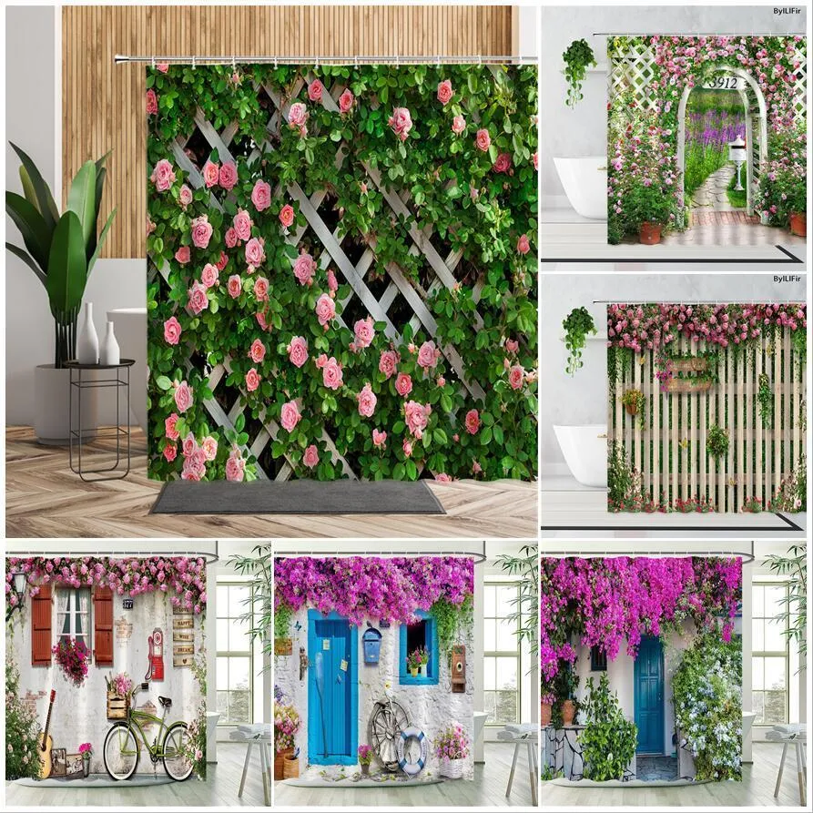 Tende da doccia Tende da doccia da giardino primaverile Rosa rosa Recinzione in legno Fiori Piante Porta blu Paesaggio naturale mediterraneo Set di decorazioni per il bagno 230919