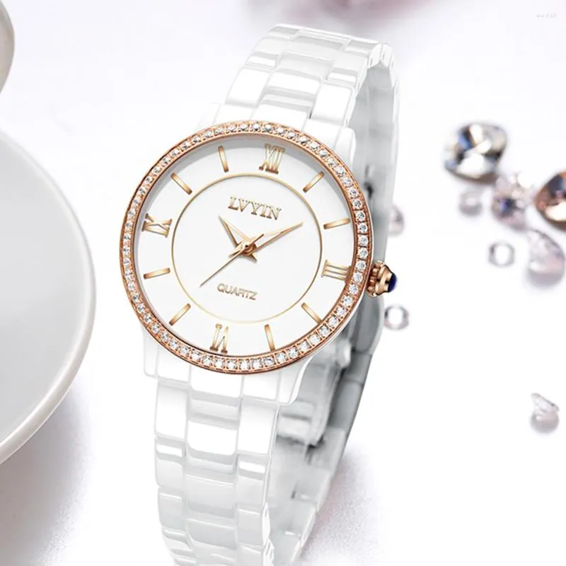 ساعة Wristwatches Wather Watches سيدات أزياء السيراميك حزام مراقبة أناقة رومانسية الكوارتز wristwatch مقاومة للماء أبيض