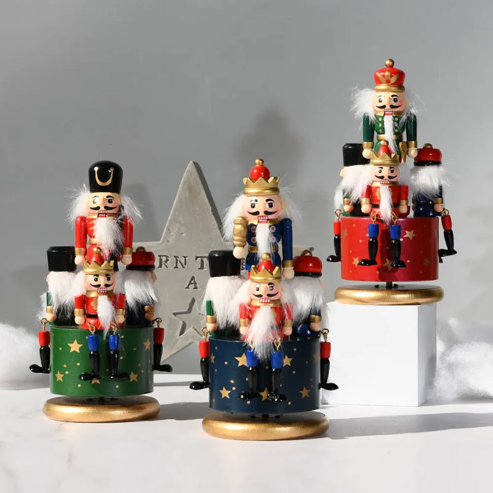 Juldekorationer 23 cm Nötknäppare Soldat Roterande musiklåda Creative Wood Handcrafts Doll Party Ornament Christmas Ctmas Gift Home Decoration 230920