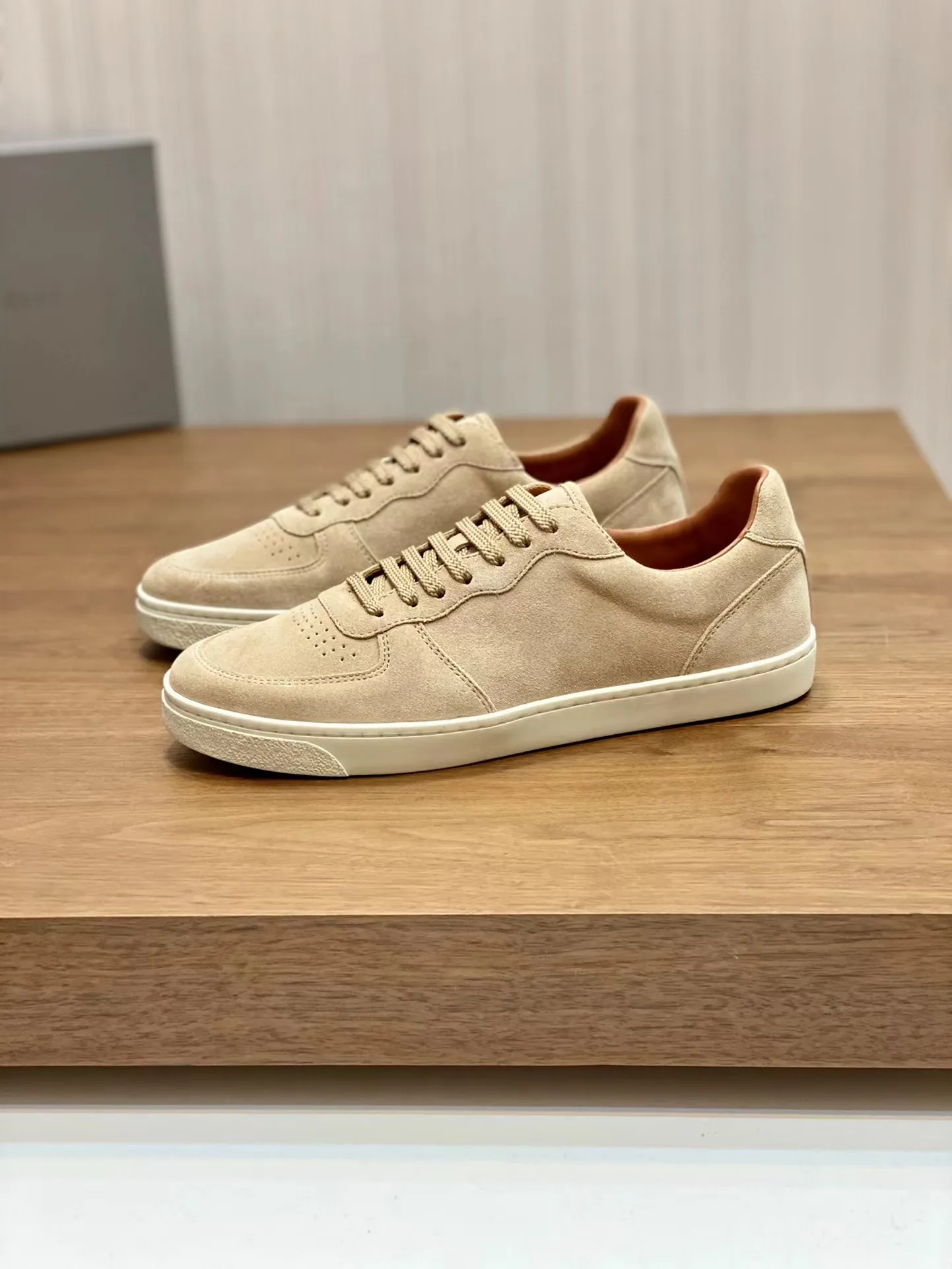 2024S/s Casual w stylistyczne mężczyźni Sneakers Buty gumowe podeszwa spacery Lekkie elastyczne sporty z pudełkiem z rabatem