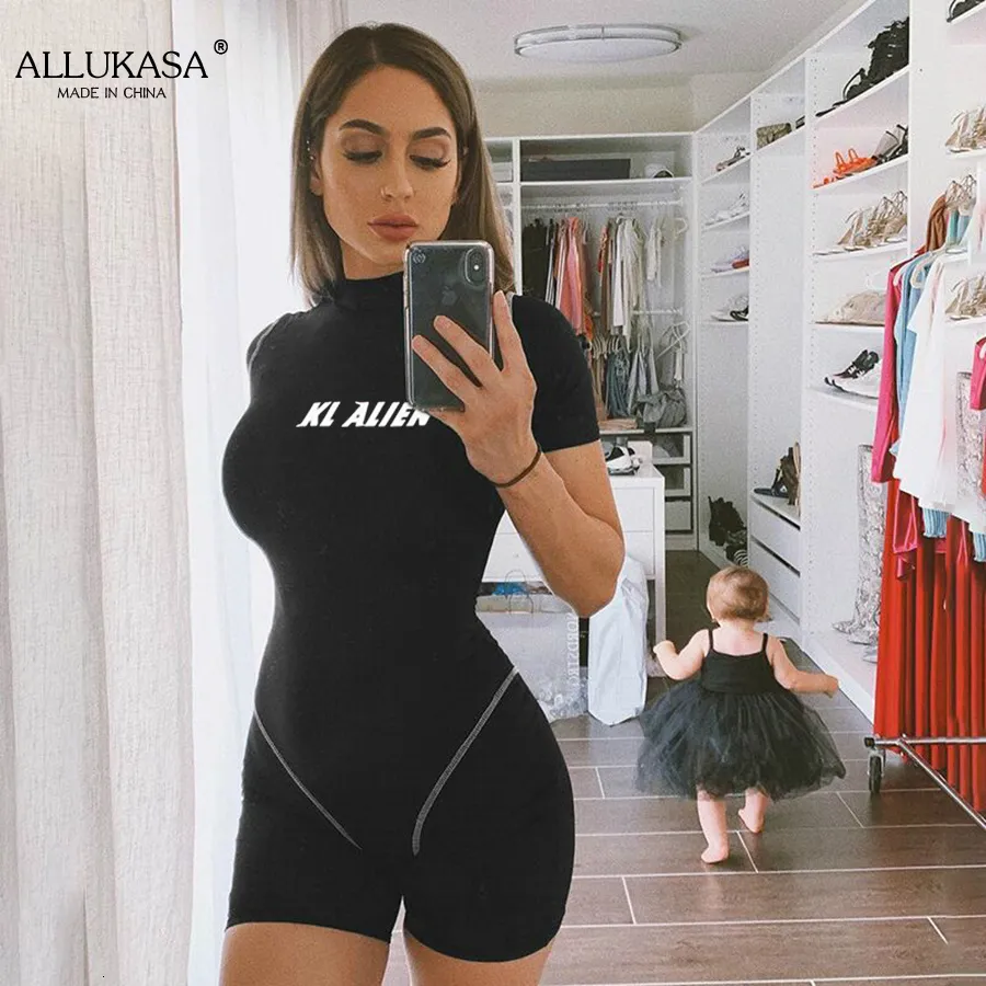 Kvinnors jumpsuits rompers kvinnor mager bodysuit kort ärm playsap reflekterande brev tryck rompers kvinnlig turtleneck mode casual bodysuit 230919