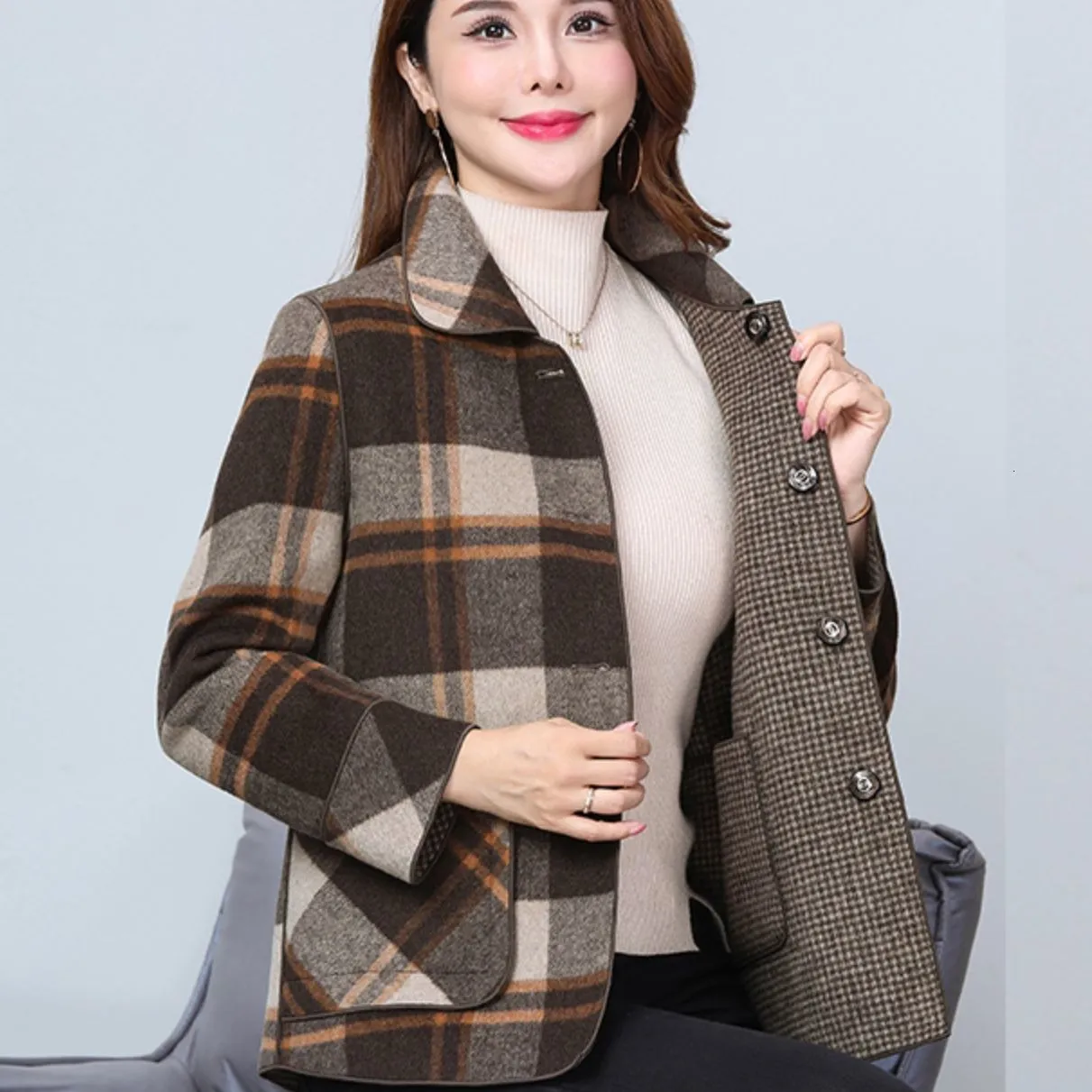 Kvinnorjackor mammor Autumn Patch Pocket Large Lapel Plaid mönster mellanliggande och äldre kvinnor överdimensionerade jacka tvåsidiga slitage 230920