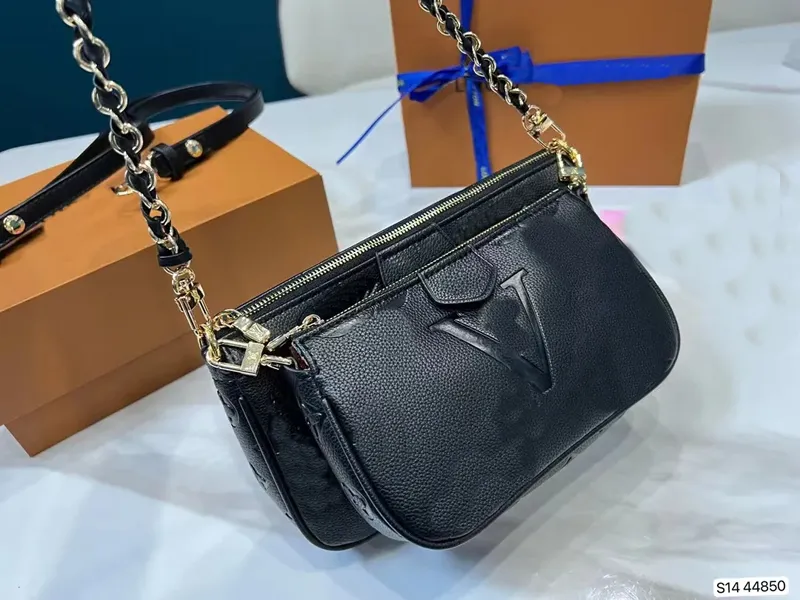 Bolsas de cosméticos A parte inferior e as laterais da bolsa para as axilas são gradualmente arredondadas para acentuar as linhas curvas simples, dando-lhe um novo visual feminino e leve.