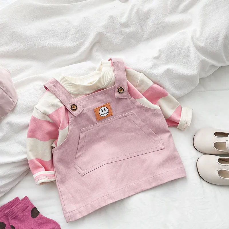 Set di abbigliamento Primavera Autunno Neonate coreane 2 pezzi Set di vestiti in cotone a righe a maniche lunghe Top con bretelle Gonne Completi per bambina 230919