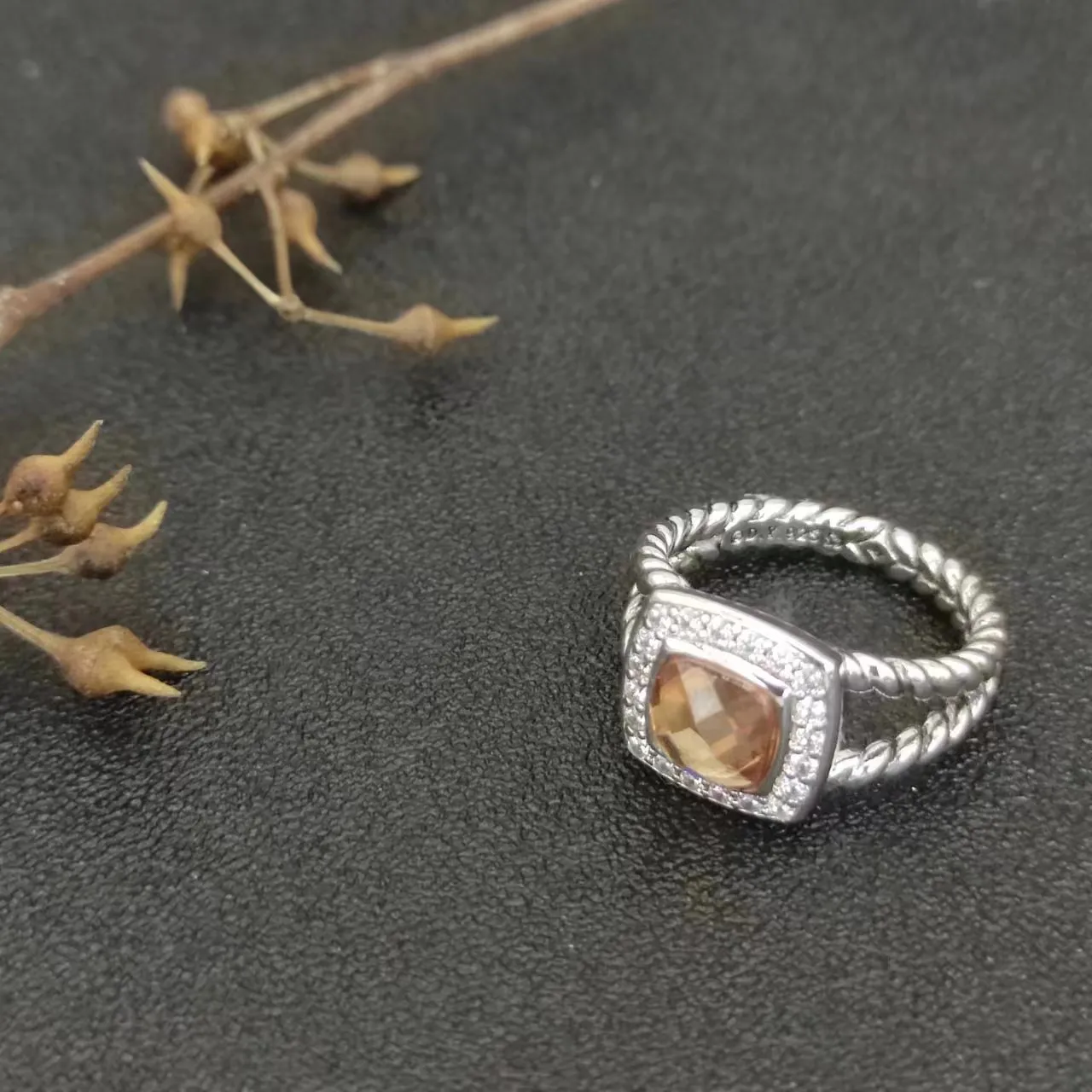 Pearl Gemstone Tips: आखिर किस उंगली में पहनना चाहिए मोती, जानें चंद्रमा के  रत्न को धारण करने की सही विधि | Know astro rules to wear pearl ring in  finger in Hindi |