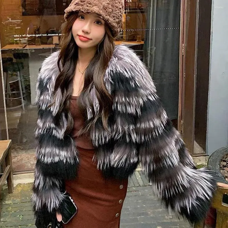 Pele feminina 2023 outono inverno moda feminina jaqueta de cabelo de guaxinim cor contraste de cintura alta casaco curto feminino