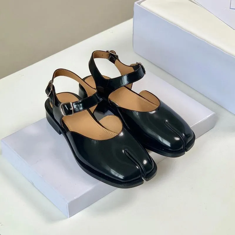 Sandały 2023 Design kobiety płaskie buty eleganckie żeńskie dzielone stóp końskie palce tabi moccasins obuwie but b111