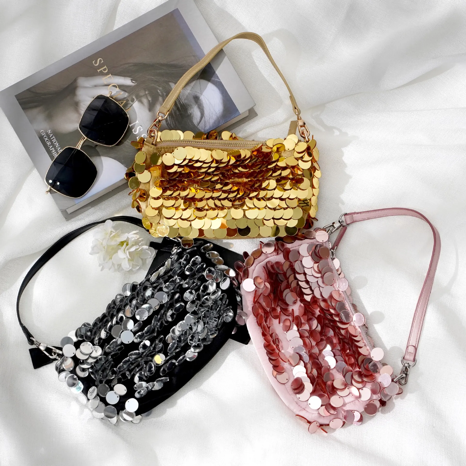 女性のクラッチイブニングバッグは、パーティーのための輝くキラキラの財布