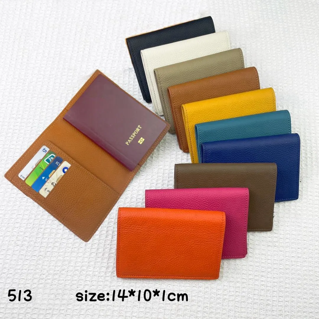 最高品質のデザイナーパスポートホルダーパスポートケースカウスキンショートウォレット女性財布カードホルダーシリアル番号付きファッションバッグ