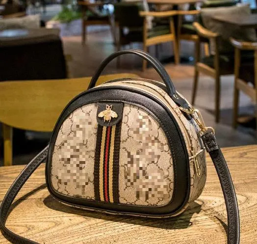 Портативная роскошь: старинные женские сумочки - история и коллекционирование