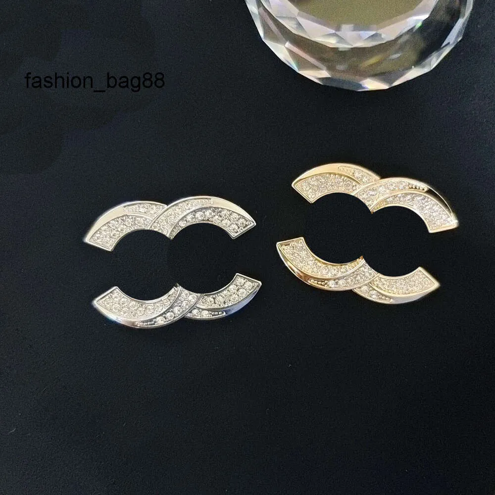 Toptan tasarımcı broşlar pins kalp doğru harfler moda ünlü mektup broşlar kristal inci cazibesi lüks rhinestone pin takı aksesuarları