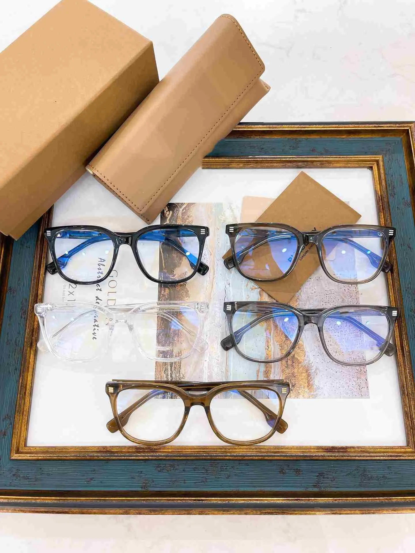 Klassieke designerbrilmonturen die veelzijdig inzetbaar zijn voor heren- en damesbrillen