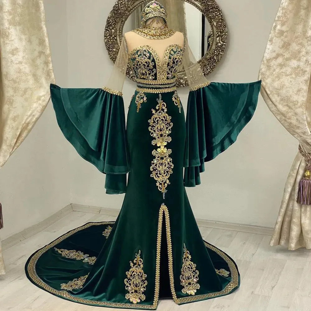 Elegant Turkey Algerien Arabic Formal Evening Dresses Flare Long Sleeves Mermaid Velvet Special Occasion Party Gowns Gold Lace Beaded Dark Green Celebrity Dress