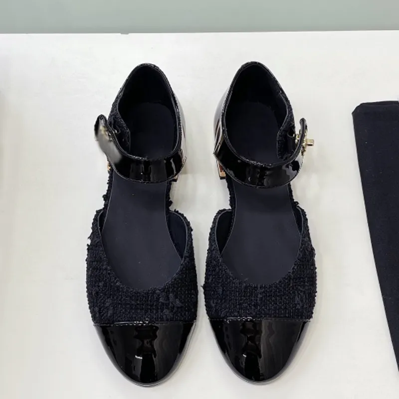Célèbre luxe femmes designer robe chaussures nouveau cuir véritable tête ronde bouton en métal petit cuir Schuhe creux bouche peu profonde Baotou marque dames chaussure couleur unie