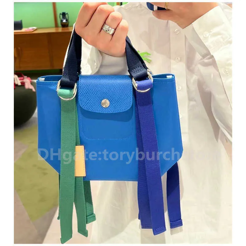 Ünlü niş tasarımcı cüzdanlar 2024 kadın mavi çantalar popüler renk kontrast çok yönlü tek omuz alt koltuk ağı çanta plaj çantası