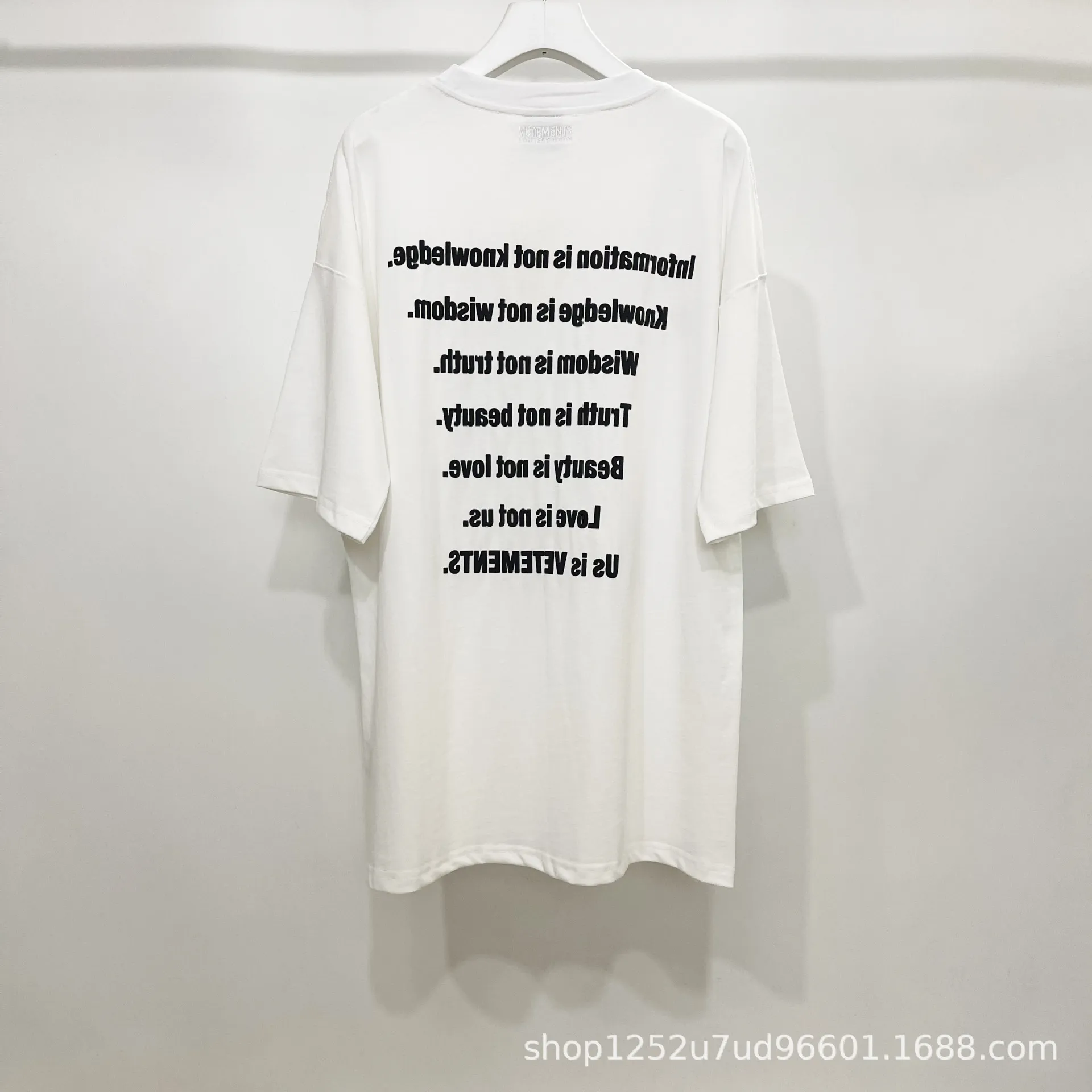 2023SS Fashion Brand Vetements T-shirts VTM Svartvitt slogan skum Tryckt brev T-shirt för män Casual Shoulder T-shirt Men toppar hiphop