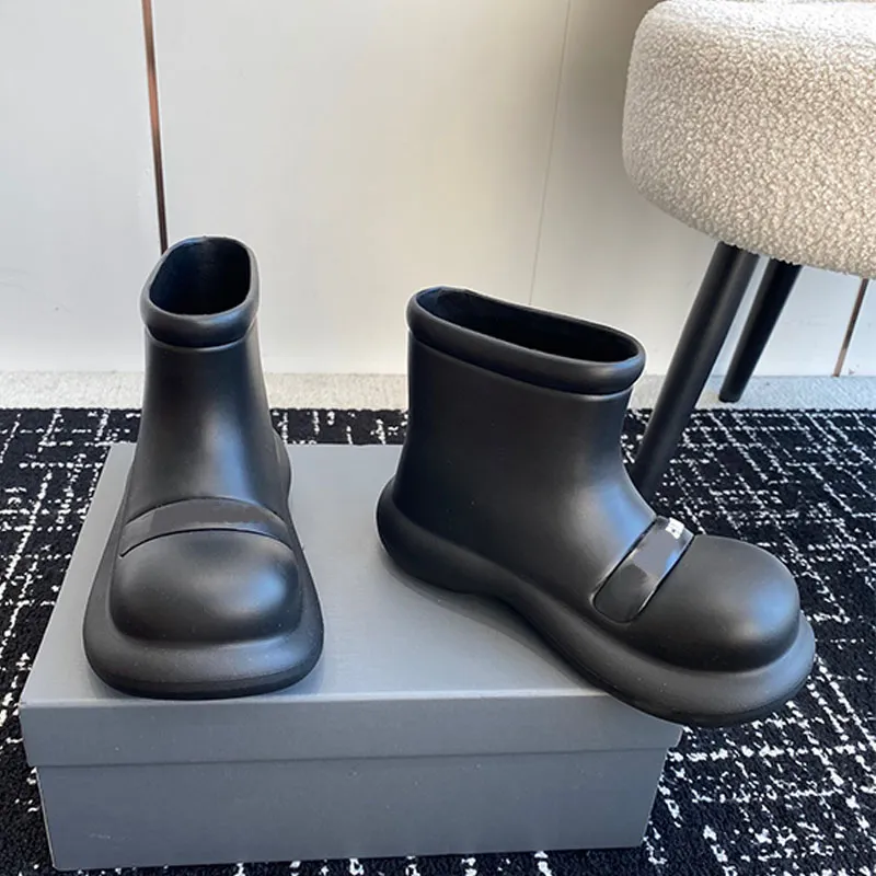 Femmes Designer Casual Shoes Femmes chaussures d'eau imperméables Rainboots semelle souple Casual Shoes élaboré designer chic chaussures féminines