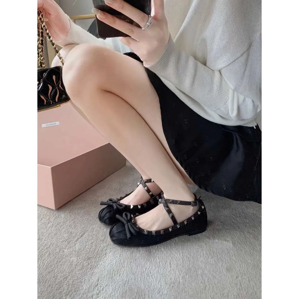 Ballerine Ballerine in raso con borchie tono su tono Nastro incrociato poco profondo Fiocco Rivetto Testa tonda Fondo piatto Ballerina Ragazza Scarpe