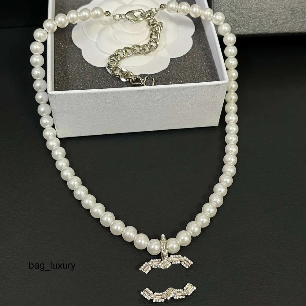 Collares Collares Colgante de perlas Collar con dijes de diseñador para mujer Nueva cadena larga Joyería de marca de alta calidad no cambia de color