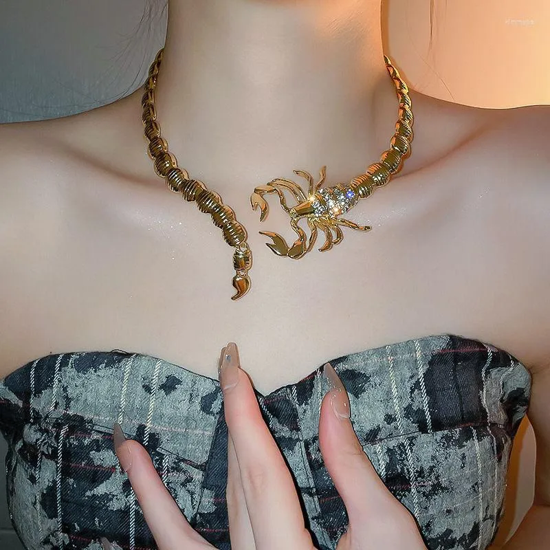 Cadenas 1pc estilo europeo americano exagerado collar de diamantes de imitación personalizado creativo forma de escorpión diseño gargantilla