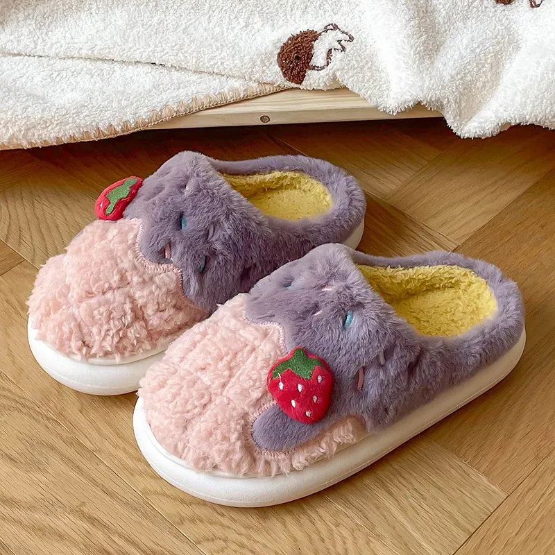 Slippers Winter Aardbeien Decor Vrouwen Huis Koppels Pluizige Slides Cartoon Borduren Warm Indoor Dames Katoenen Schoenen 230921