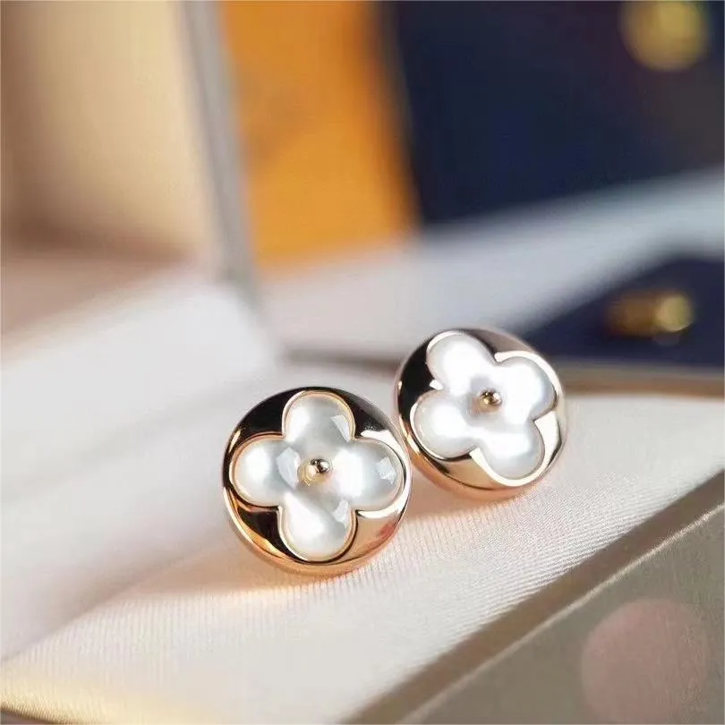 Luxury Mother of Pearl Clover Designer Studörhängen för kvinnor 18K Gold Elegant Charm Love Ear Rings Earings Earring smycken Brand Box Packing