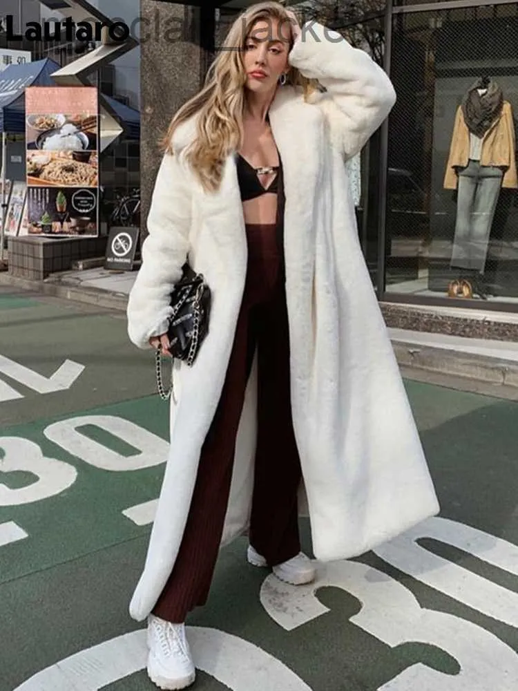 Pele feminina pele sintética Lautaro inverno longo branco fofo quente oversized casaco de pele sintética feminino com capuz lapela faixas soltas moda coreana 2021 agasalhos J230921