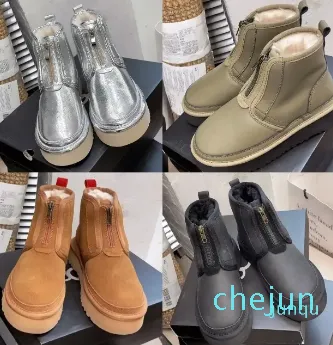 منصة Zip Boots الكلاسيكية المصغرة في الكاحل الجليد