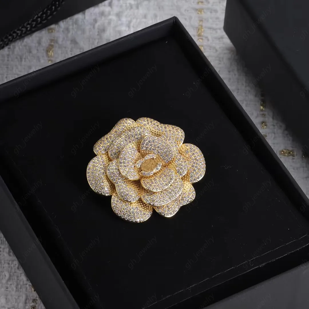 Designer di lusso Diamante pieno Tipo di fiore Spille Spille Moda femminile Gioielli regalo squisiti di alta qualità con scatola