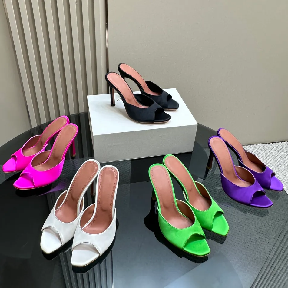 Spool klackar tofflor designers sandaler amina muaddi satin transparenta pvc kvinnor skor 10,5 cm hög klackad storstor sandaldesigner sko 35-42 Kvinnapumpar med dammväska