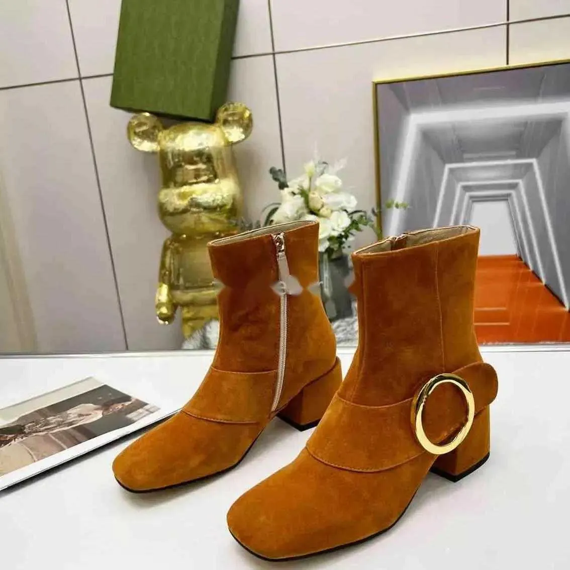 Botas de diseñador Zapatos de mujer Botines de cuero adornados Zapatos con estampado de letras Botas con hebilla dorada Botín de invierno Zapatillas de deporte de lujo para exteriores