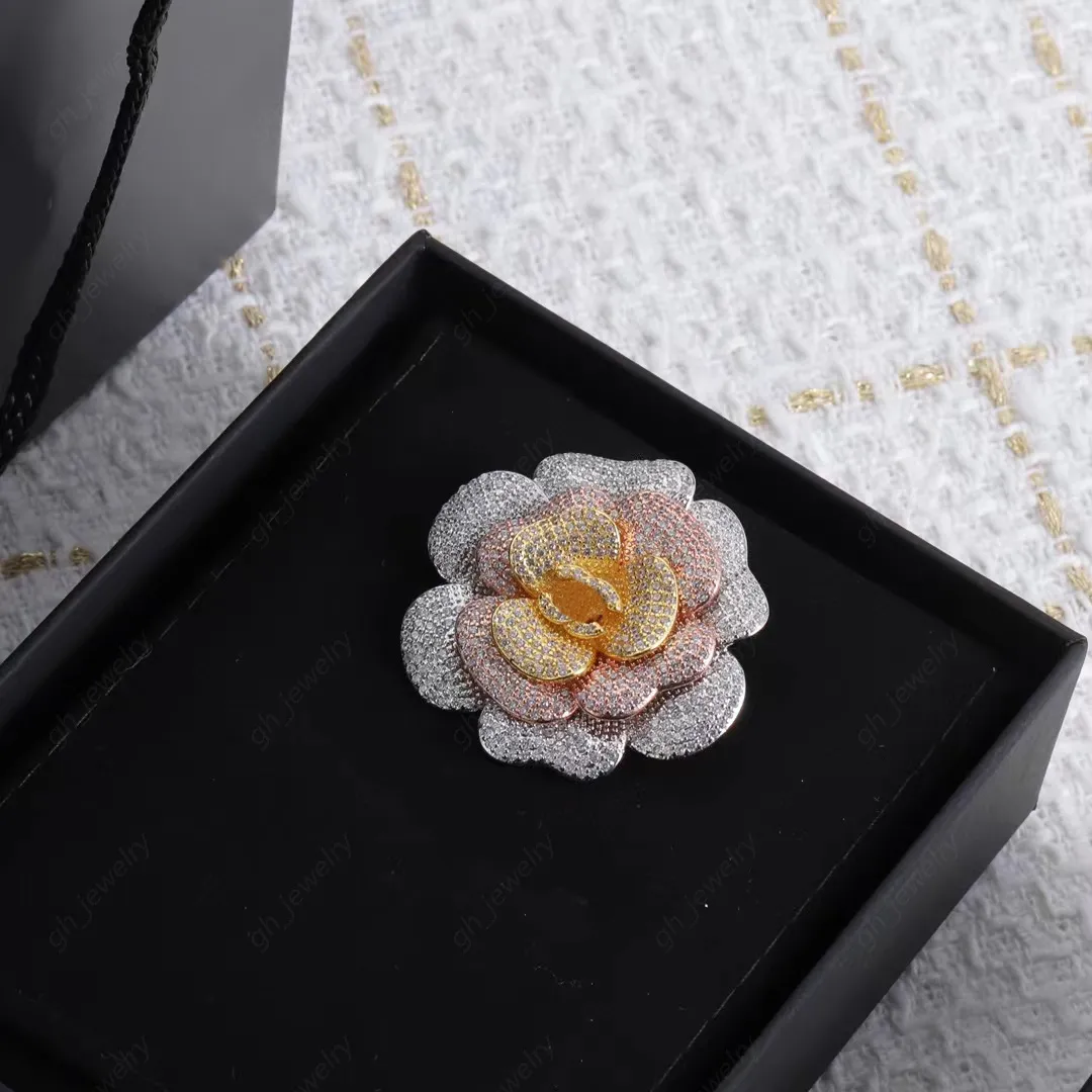 DHgate.com:Exquisite Diamond Flower Brooch Pin: Luxury