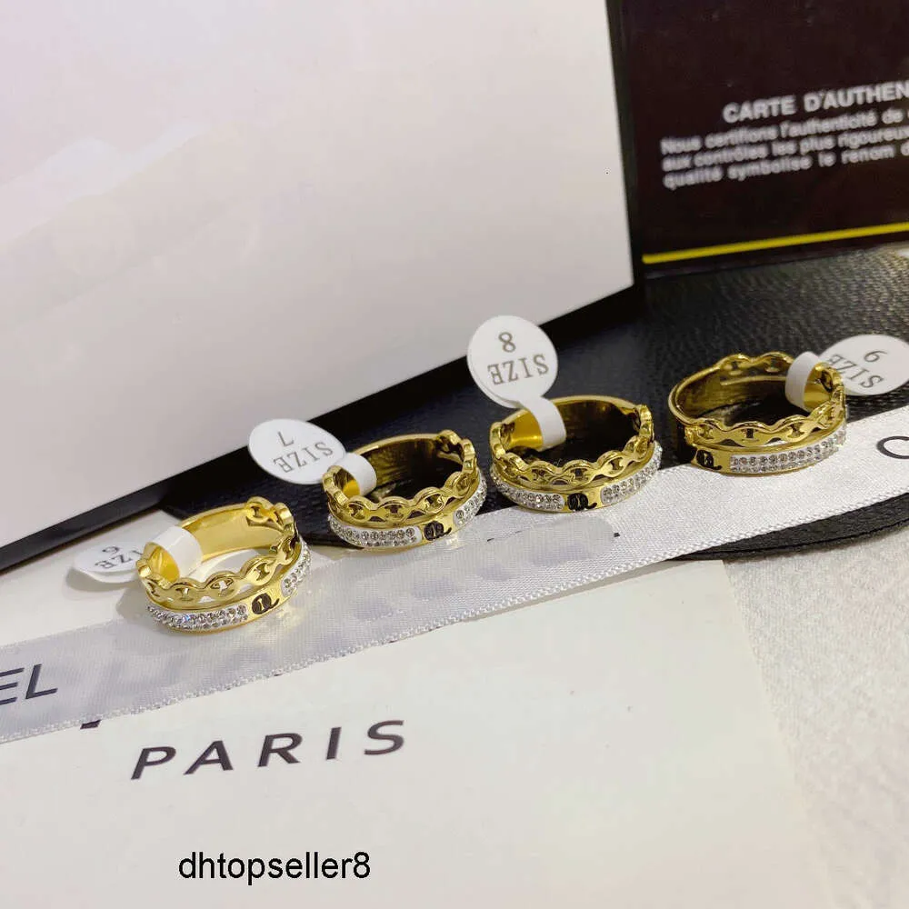 Top luksusowe pierścionki projektantów biżuterii kobiety uwielbiają urok uroków ślubnych czarno -biały złoto plastowany Pierścień ze stali nierdzewnej Pierścień Pierścień J064 {kategoria}