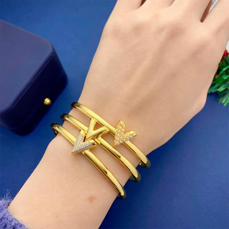 Bangle europeiska och amerikanska släta v-formade öppna armband