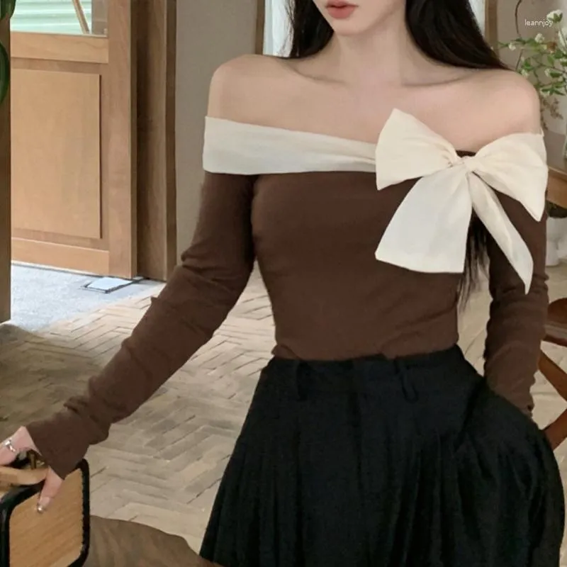 Kvinnors T-skjortor Koreanska kontrastfärg Patchwork Casual Long-Sleeved T-shirt Kvinnor 2023 Autumn Off-the-Shoulder Bow Sexy Slim Crop Tops