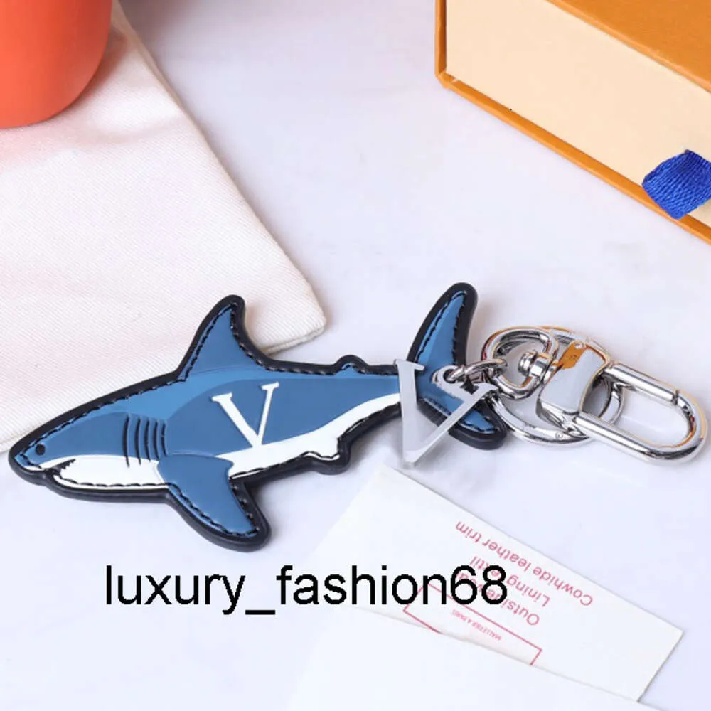 Anahtar zincirleri üst kornonlar karikatür anahtar zincirleri lüks tasarımcı moda anahtarlık şeridi tuşları toka orijinal deri mavi köpekbalığı kolye mektup erkek kadın çantaları süslemeler