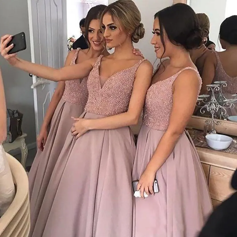 2023 Sparkling Blush Pink Bridesmaid Dresses V Neck Sleeveless High-Low Heavy Pärled Junior Country Bridesmaid Dresses Long Maid of Honor Dress