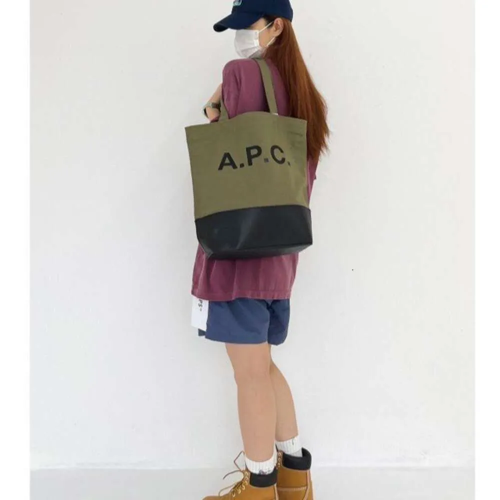 Sac en toile APC Denim avec couture à feuilles de vache et sac à épaule de grande capacité Sac à épaule unique pour les hommes et les femmes britanniques