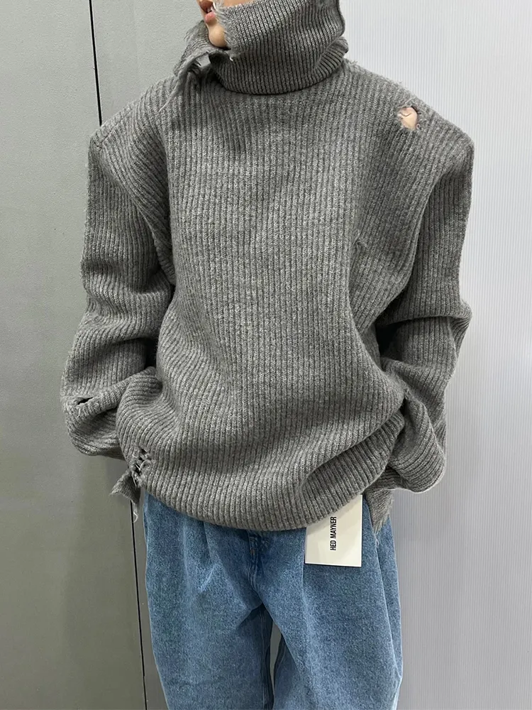 Maglione pullover in lana tinta unita lavorato a maglia del marchio di lusso Hed Mayner con taglio irregolare e foro danneggiato