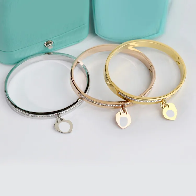 Nuevo estilo Pulseras Brazalete de mujer Joyería de diseño de lujo Chapado en oro de 18 quilates Amantes de la boda de acero inoxidable Brazaletes de regalo Accesorios al por mayor 240163