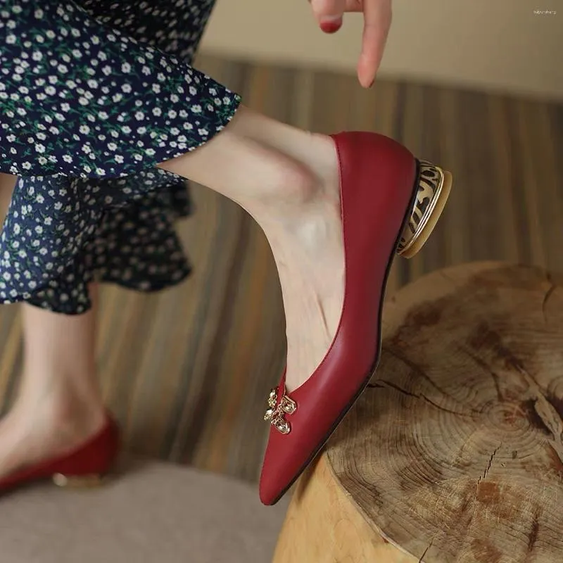 Туфли женские, кожаные, с металлическими украшениями, элегантные сандалии в стиле ретро, пикантные красные туфли на низком каблуке, высокое качество