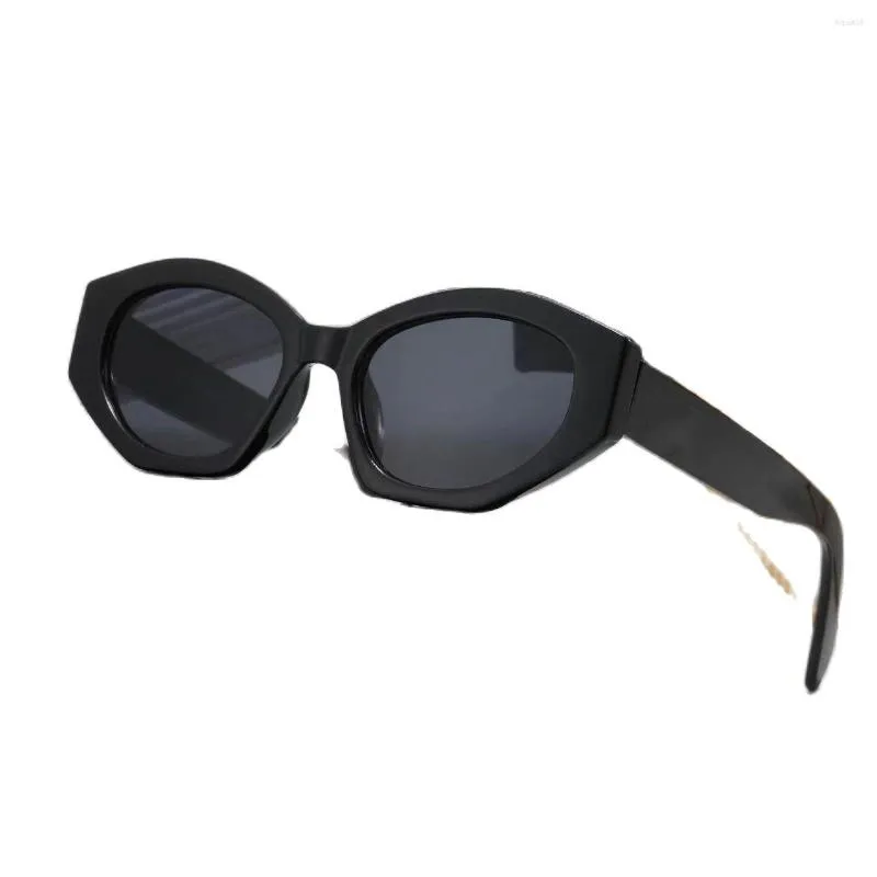 Occhiali da sole DIKELANG Luxury Cat Eyes Occhiali da sole da donna Fashion Design Frame Occhiali da sole Gambe Regali Estate Tempo libero Spiaggia Guida Escursionismo UV400