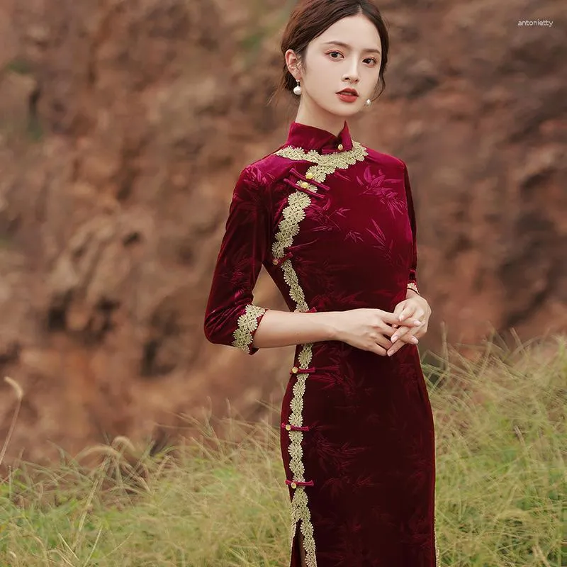 Etniska klädbröllopsklänningar för kvinnor våren 2023 kinesisk sammet modern cheongsamlong-ärmdömd förbättrad långmoder röd split spets qipao