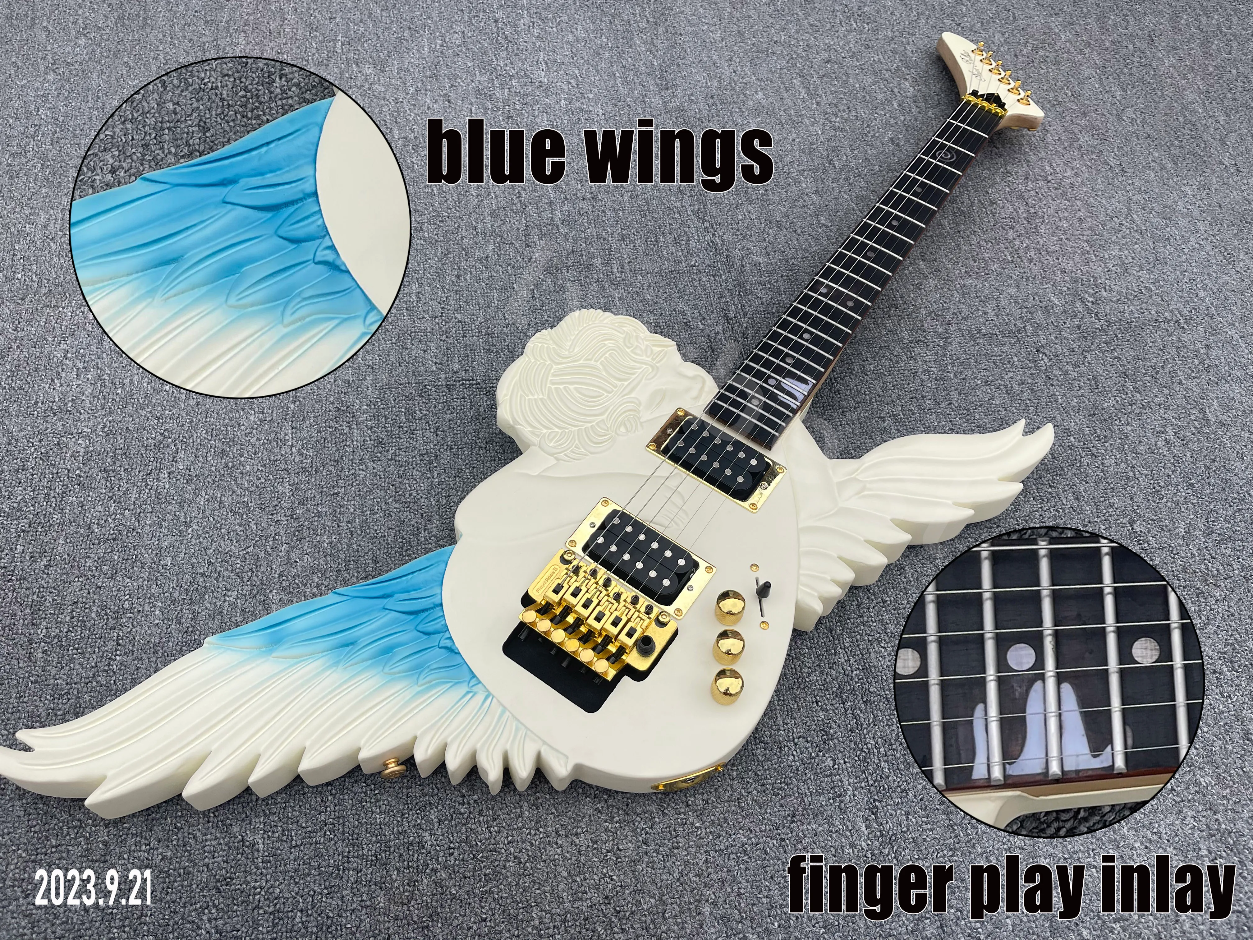 E-Gitarre, cremeweiß, dünn, blau, weiße Flügel, Griffbrett aus Palisander, Punkte, Intarsien, Goldteile, HH-Tonabnehmer, Rock-Tremolo