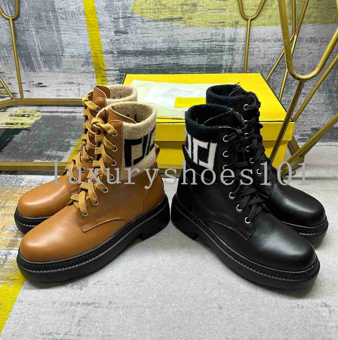 Designer-Stiefel, neue grafische Stiefel, schwarz, offene Krempe, Perlen, Leder, Stoff, Gold, Metall, Accessoires, Ösen, Reißverschluss, Damen-Stiefeletten