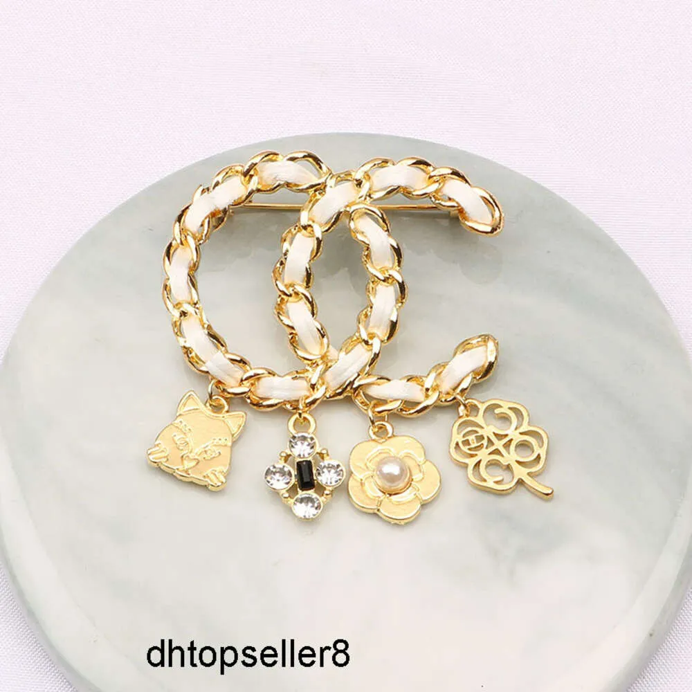 najlepsze luksusowe projektant marki podwójne litery Pins broszki kobiety złoto srebrne crysatl perłowy krążka krasnoludka broszka broszka stężenie przyjęcie weselne akcesoria gif gif