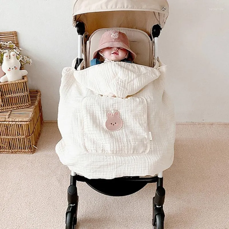 Filtar koreanska björn baby filt barnvagn täcker bomullsgasfödd swaddle wrapspring sommar vindtät huva spädbarnsmantel utomhus