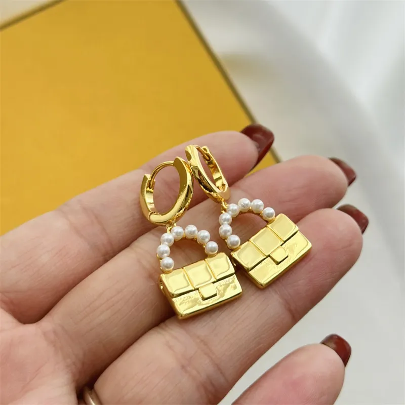 Golde sacos orelha studs moda espumante vermelho strass brincos de alta qualidade triângulo letras charme brinco feminino designer jóias na moda