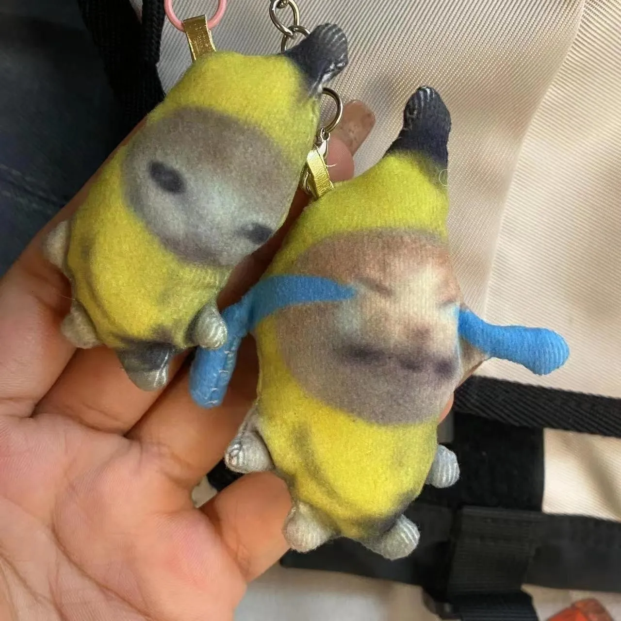 Хомячок с бананом во рту