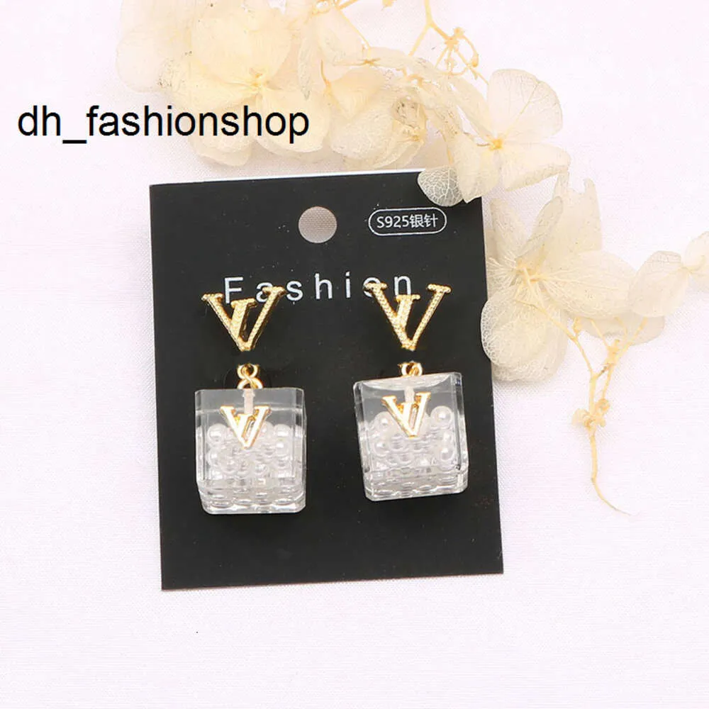 Pendientes de cristal Stud Stud para mujer Diseñador Marca V-Letra Elegancia Temperamento Simple Ladies Wedding Party Accesorios de joyería Regalo